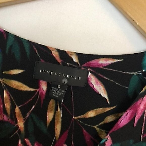 NEW NWT INVESTMENTS V-Neck Leaf Wrap Top Black Green Floral 3/4 Sleeve Surplice - Picture 5 of 8